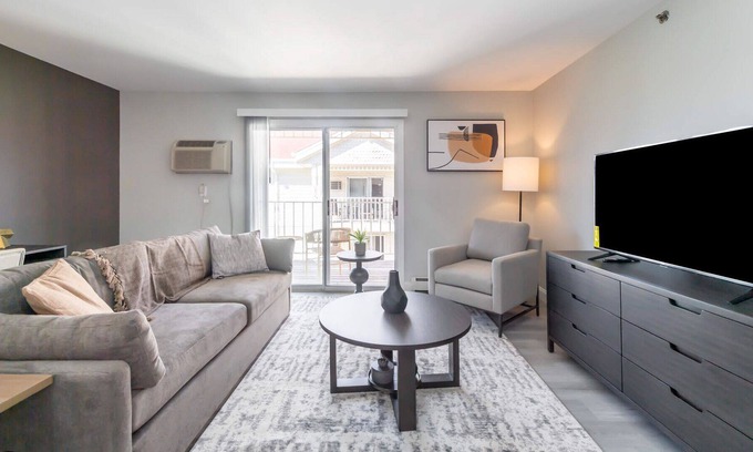 Waukesha Apartment | Modern Apartment in Prime Location (ID9428X15)