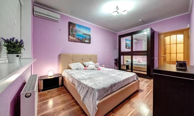Dniprovs'kyi District Apartment | Modern apartment near park