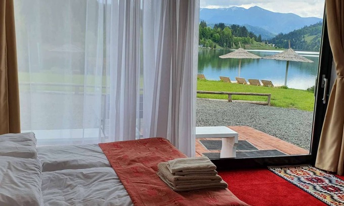 Colibita Apartment | Modern apartment on the shore of Lake Colibița