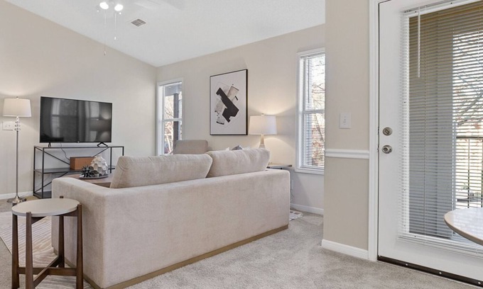 Winston - Salem Apartment | Modern Apartment in Prime Location (ID7350X50)