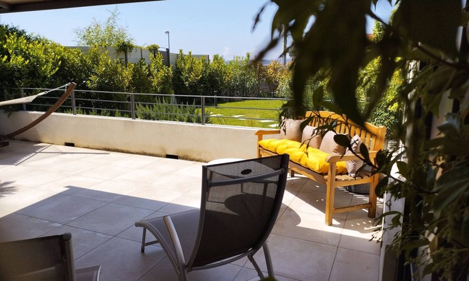 Gairaut Apartment | Modern apartment with large terrace