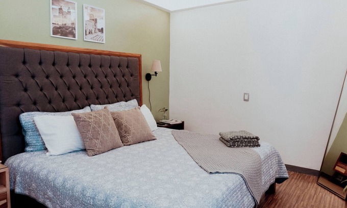 Luis Jimenez Figueroa Apartment | Modern Apt/Centro Historico Oaxaca A/C - WiFi - KS bed