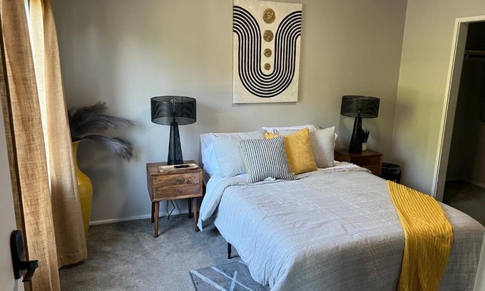 Hanover Place Apartment | Modern Apt in Midtown KC- Close to Everything