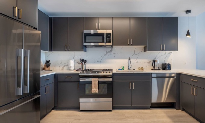 New Rochelle Apartment | Modern Apt with Golf Simulator and Gym