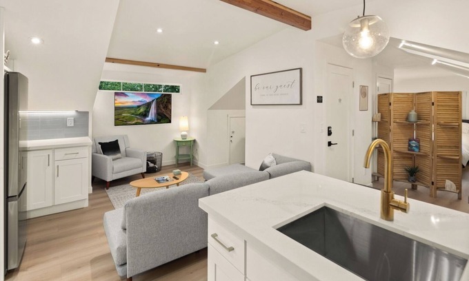 Ballard Apartment | Modern Ballard Flat with Private Entry & Fire Pit