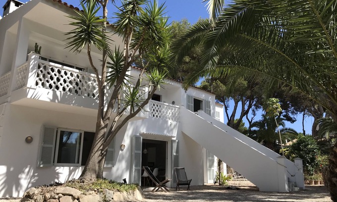 Portocolom Apartment | Modern beach chalet with large garden