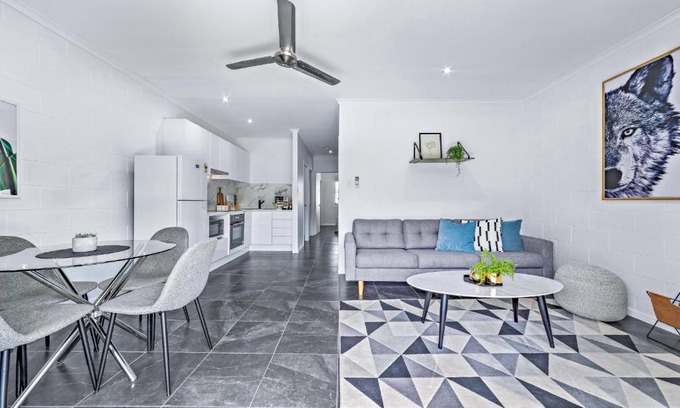 Cannonvale Apartment | Modern Beach Front Apartment