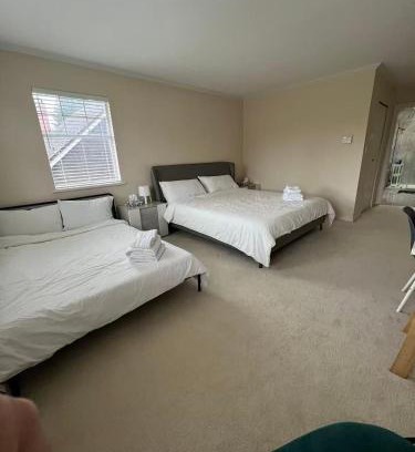 Arbutus Ridge House | Modern bedroom in Vancouver West