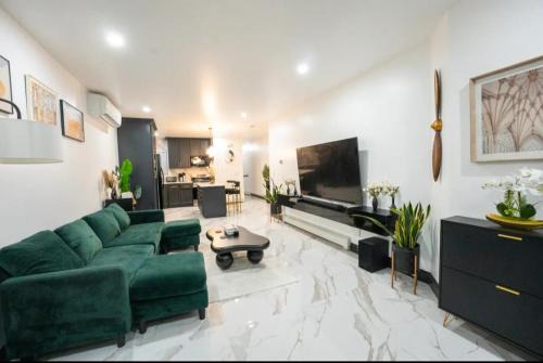 Canarsie House | Modern Brooklyn Stay with Free Parking & On-Site Laundry