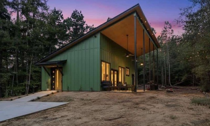 Tyler House | Modern Cabin Retreat Easy Drive to Canton/Tyler