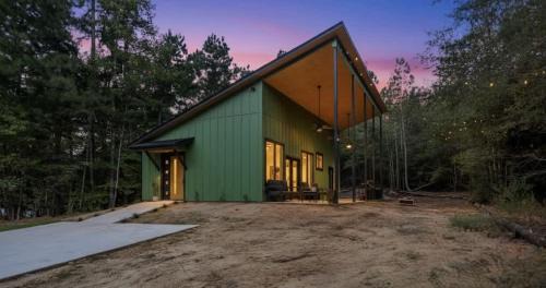 Tyler House | Modern Cabin Retreat Easy Drive to Canton and Tyler