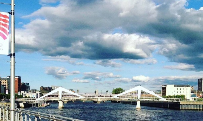 Tradeston Apartment | Modern Central 2 Bed Riverview Apartment free parking near cop 26 short walk