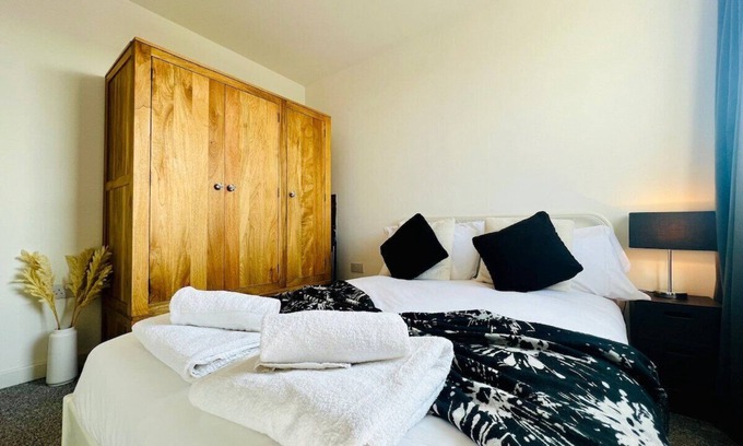 Ipswich Apartment | Modern Central Flat by Christchurch Park