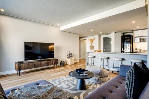Sea Point Promenade Apartment | Modern Central Secure Cape Town 2bed Bantry Suite