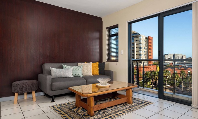 Century City Apartment | Modern Century City Apartment - Mountain Views