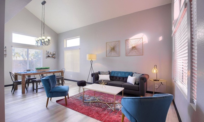 Green Valley North House | 🌴🌞❤️Modern Chic House w/SwimSpa♨️4br 3ba, 5⭐location 10min➡️Strip, 5min to 🛬