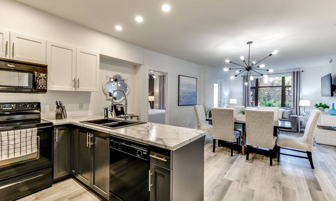 South Pandosy Condo | Modern, Chic, King Bed & Gym! Best Neighbourhood! Walk to Fab Restaurants!