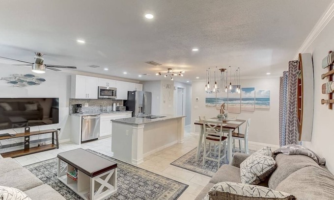 South Bradenton Condo | Modern Coastal 2/2 condo w/pool 6 mins to IMG