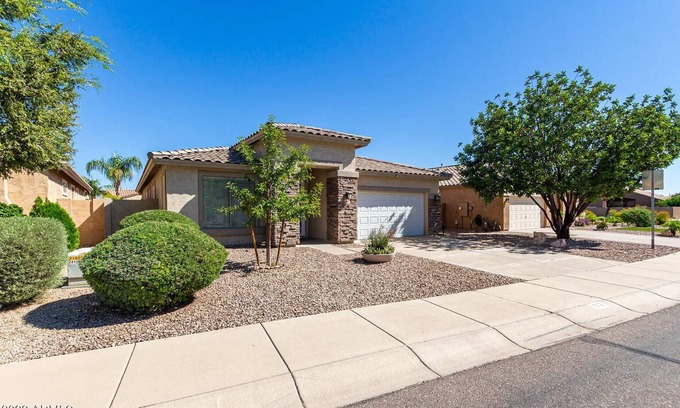 San Tan Valley House | Modern & comfortable 1-story with private heated pool in Johnson Ranch