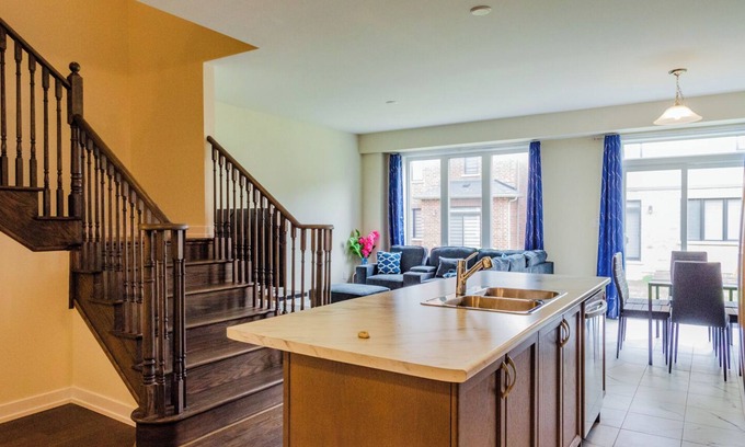 Thorold House | Modern Comforts: 4 Bedroom Family Home in Thorold | 20 Min to Falls