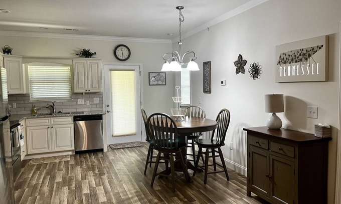 Townsend House | Modern & Comfy, winter is here, near Cade's Cove in Townsend, the peaceful side!