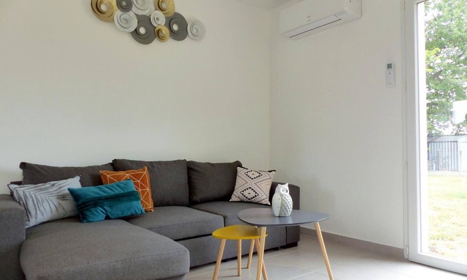 Saint-Remy-en-Rollat Cottage | Modern cottage with large garden and air conditioning