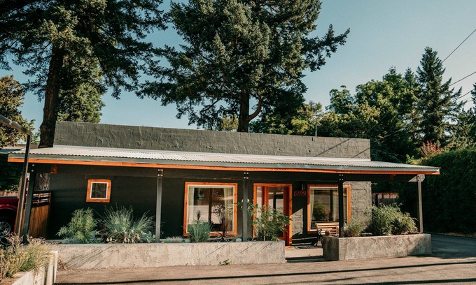 Fruitdale Cottage | Modern cottage centrally located with private access to the Rogue River!