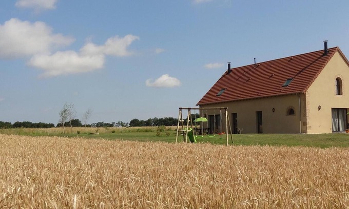 Chapeau Cottage | Modern Cottage with Nature View, WiFi Included