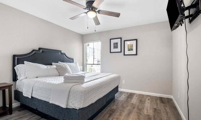 Montrose Apartment | Modern & Cozy 2BR Flat | Workspace | 8 Min to Downtown