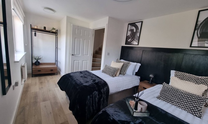 Coventry House | Modern Executive House WiFi Parking Coventry City Centre Sleeps 6.
