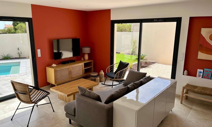 La Palme Villa | Modern family villa with swimming pool close to the sea