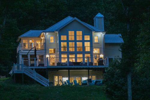 Waverly Ski Chalet | Modern Farmhouse Style Chalet with amazing Kentucky Lake views - Dock, Hottub and Firepit!