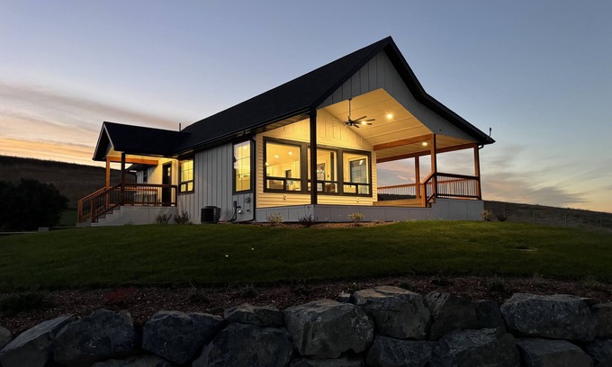 Manhattan House | Modern Farmhouse with Breathtaking Views!