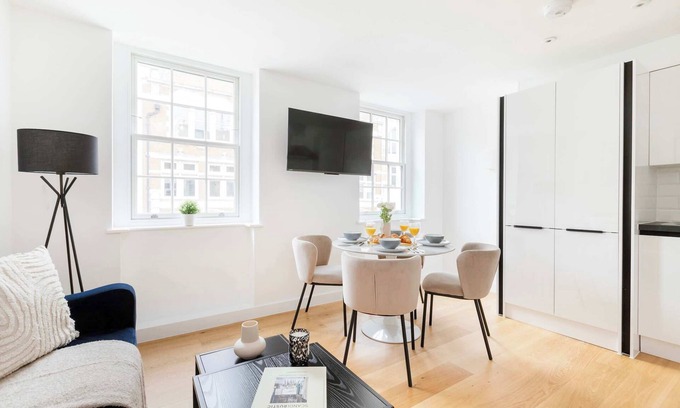 Fitzrovia Apartment | Modern Fitzrovia 1BR with Balcony by Soho
