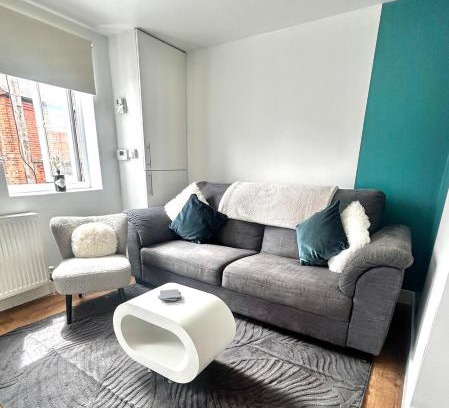 Rushmoor District Apartment | Modern Flat in Aldershot- sleeps 4