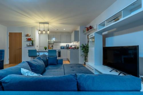 Bristol Floating Harbour Apartment | Modern flat w/balcony & projector cinema