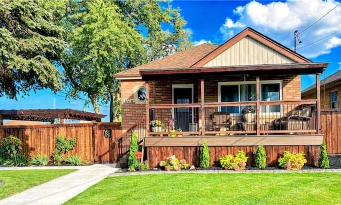 Hamilton House | Modern Full House with a relaxing Hot Tub