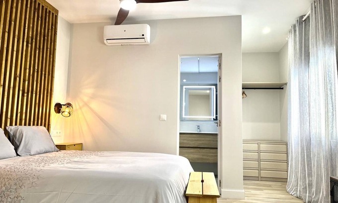 Capuchinos Apartment | Modern, functional studio 15 min from center with Wi-Fi and air conditioning