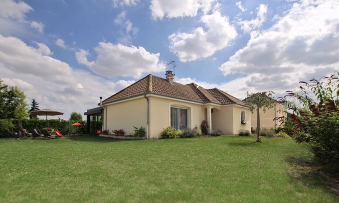 Lavau House | Modern furnishings, quiet and comfortable house 10 minutes from Troyes