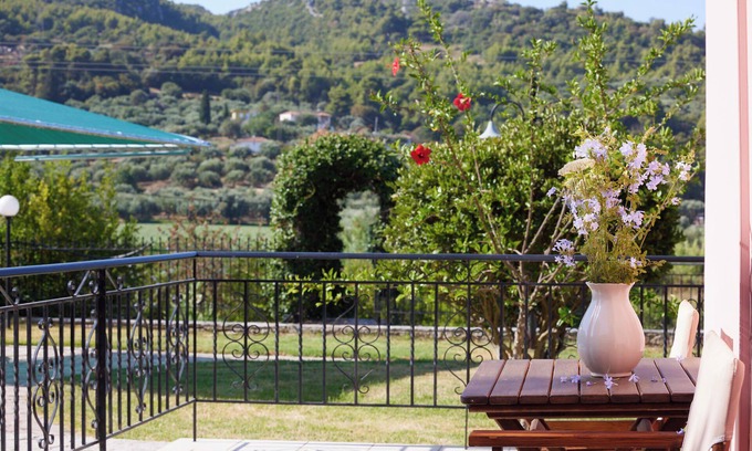 Kato Samiko Apartment | Modern garden flat close to beach