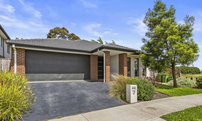 Officer House | Modern Holiday Home VIC Officer 5BR WiFi Parking