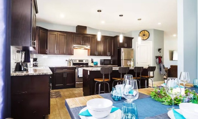 West Edmonton House | ★Modern Home★King Bed★Garage✔Long Stays★Sanitized!