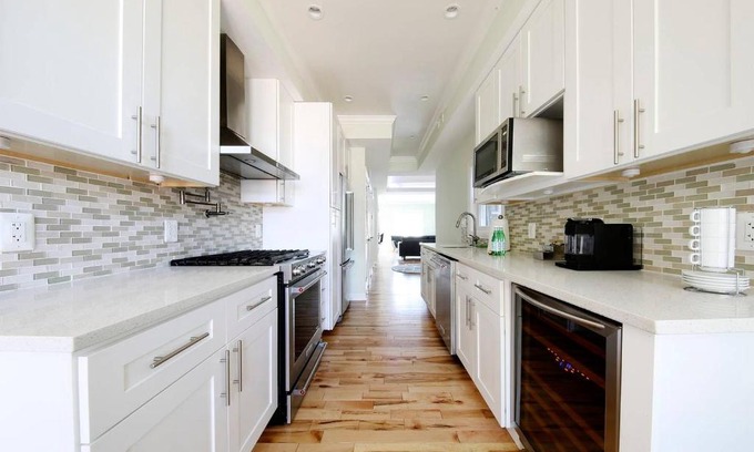 Hill East House | MODERN HOME NEAR CAPITOL HILL ** WALK TO METRO SUBWAY