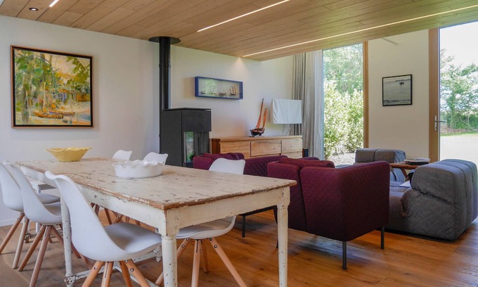 Bangor House | Modern House 800m from Herlin Beach with Garden, WiFi, and Breakfast Included