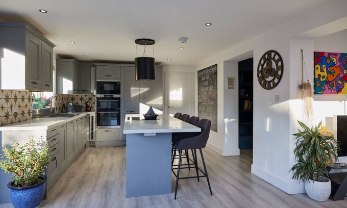 Harrogate House | Modern house sleeps 10, cinema/games room, hot tub