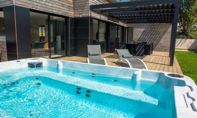 Morgat House | Modern house with great facilities and a large jacuzzi