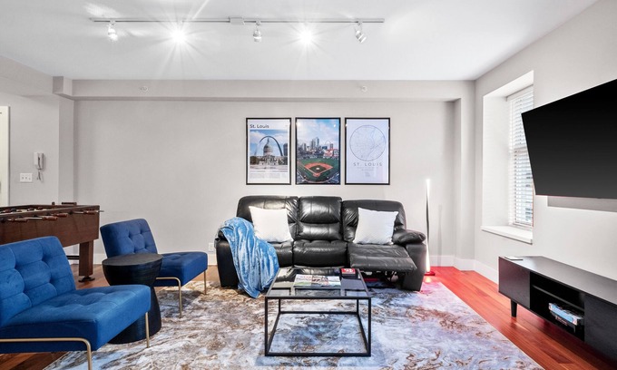 Downtown St. Louis Apartment | Modern-King beds/Busch Stadium/free parking/foosball/pong. Pet friendly!