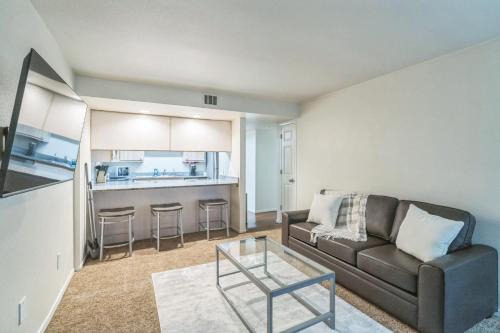 Harlow Apartment | Modern Kinsrow Apartment with Clubhouse Amenities