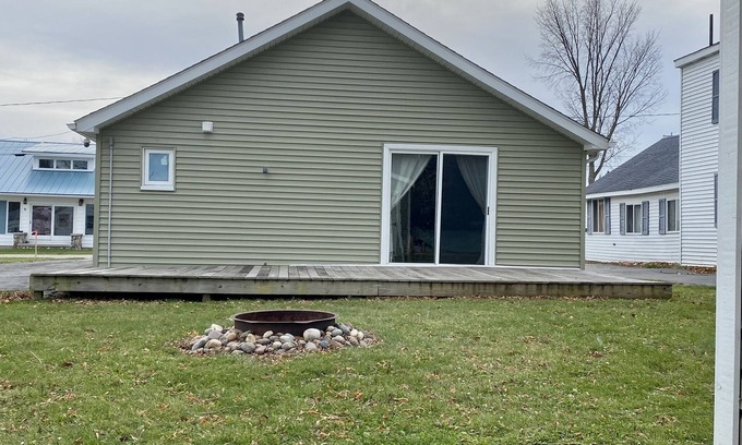 Houghton Lake Heights Cabin | Modern Lakeview Cabin by Beach and Park