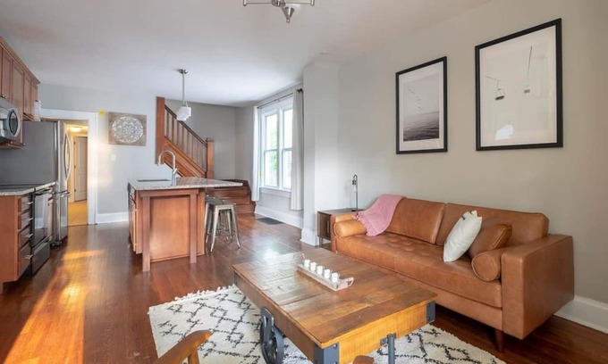 Old North Columbus House | Modern & Large House ❤️ 10 Bed/4 Bath/2 Kitchens | Host 26 Guests